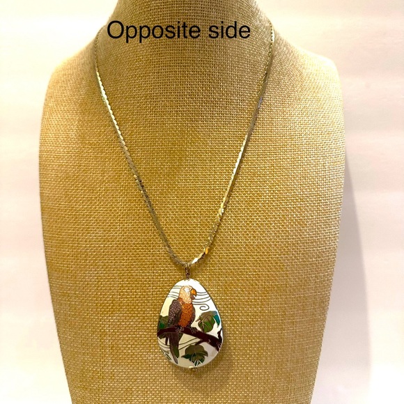 Vintage Cloisonne Bird / Parrot Pendant Necklace gold tone, oval shape white - Picture 6 of 10